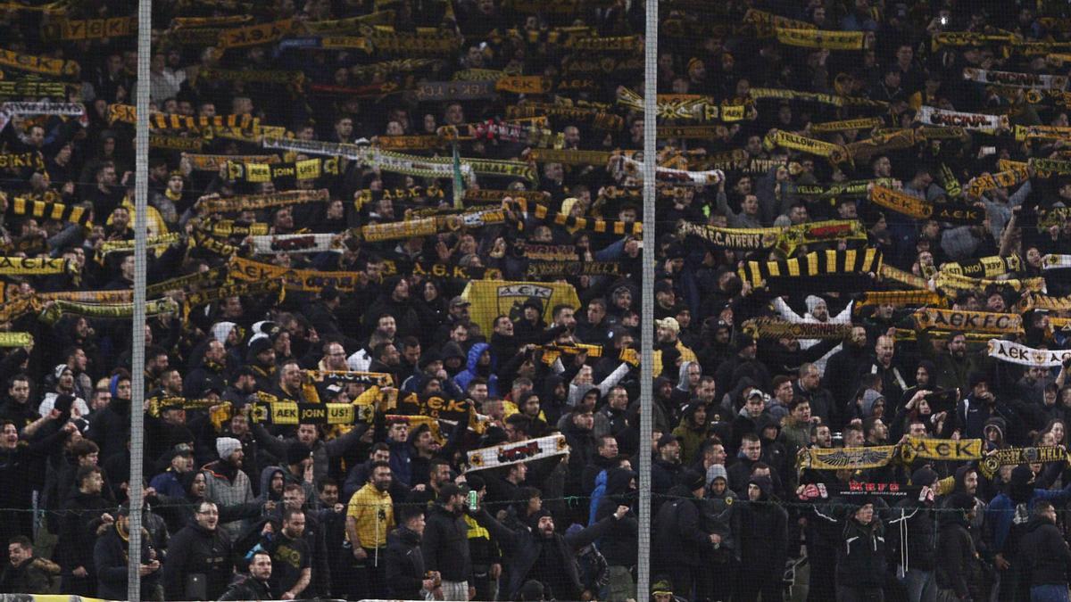 Aficionados del AEK de Atenas durante un partido en su estadio