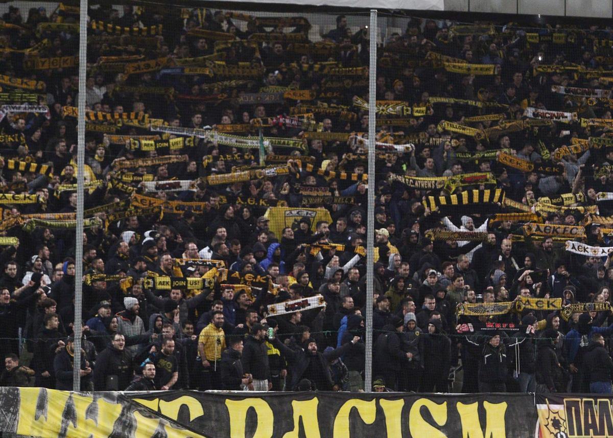 Aficionados del AEK de Atenas durante un partido en su estadio