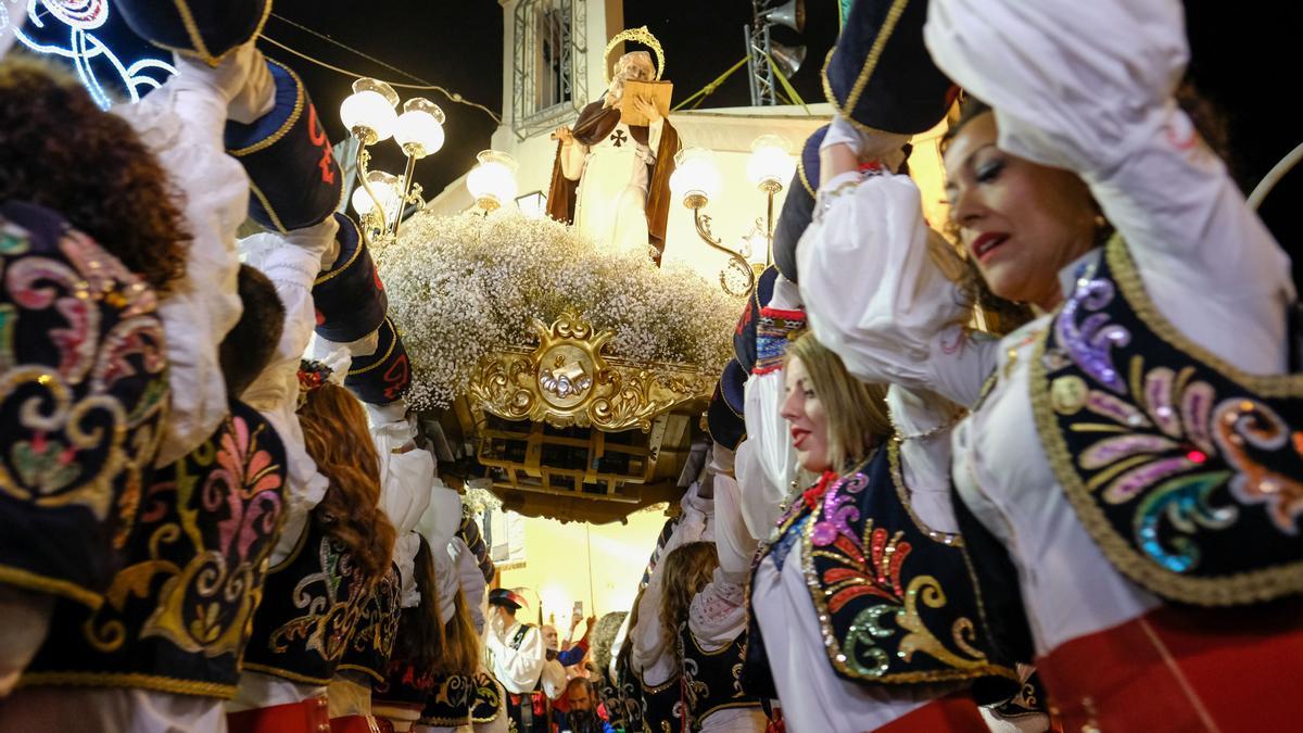 Las comparsas de Elda quieren volver a sacar a San Antón de su ermita en octubre del próximo año.