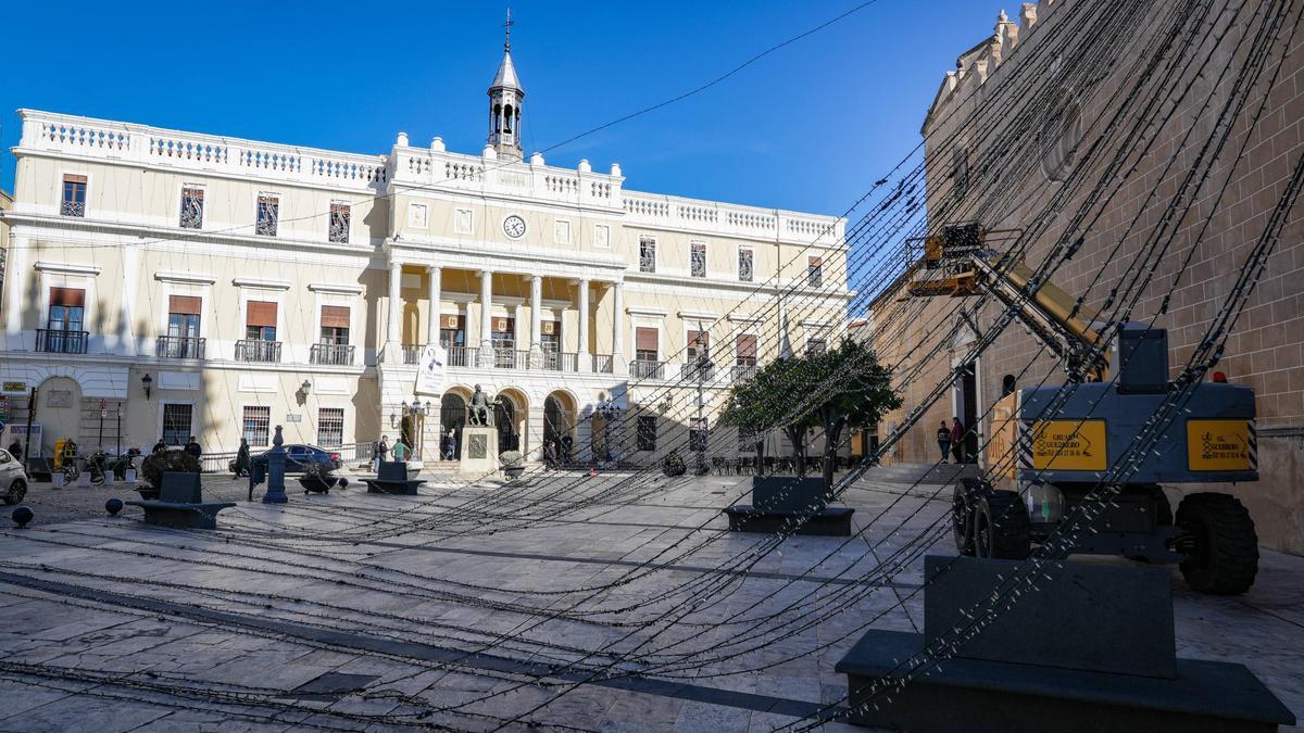 Las guirnaldas caídas en el suelo de la plaza de España.
