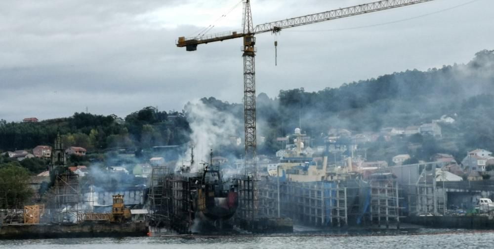 Gran incendio en un astillero de Marín