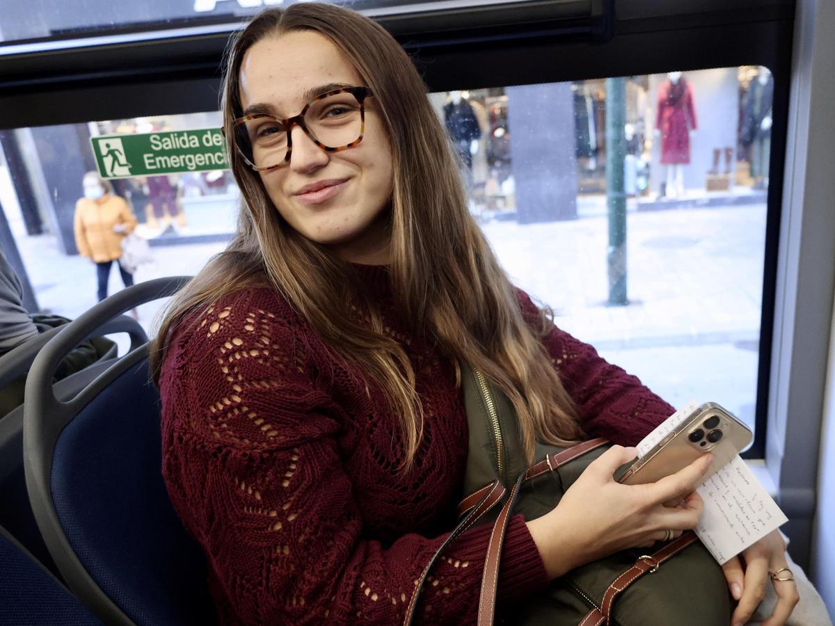 Una estudiante de Farmacia, camino al campus de Ciencias de la Salud.