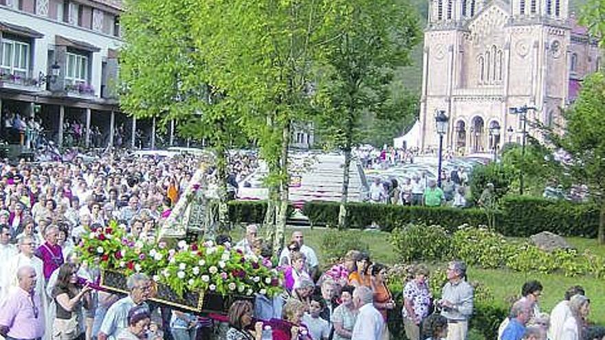 La procesión del segundo día de la novena de Nuestra Señora de Covadonga.