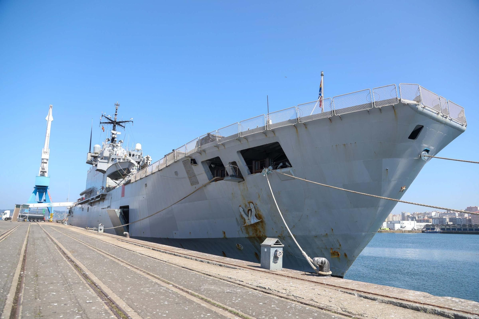 El buque 'San Giorgio', de la Armada de Italia, atraca en A Coruña en una visita no oficial