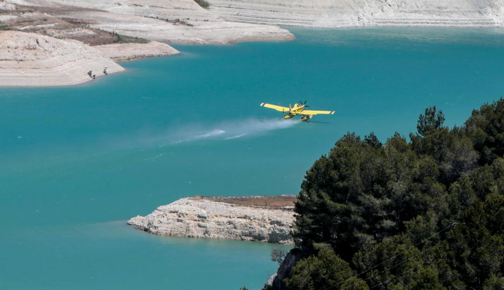 Incendio forestal en el pantano de Guadalest