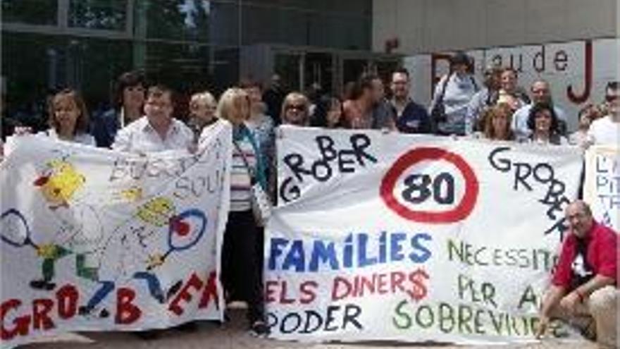 Extreballadors de la Grober davant el Palau de Justícia de GIrona.