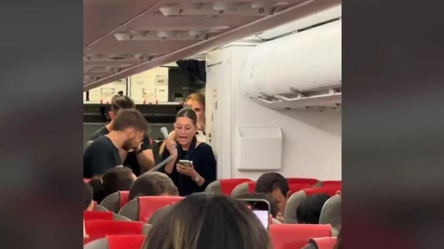 Retrasan un vuelo de Madrid a Ibiza y la tripulación lo convierte en una fiesta