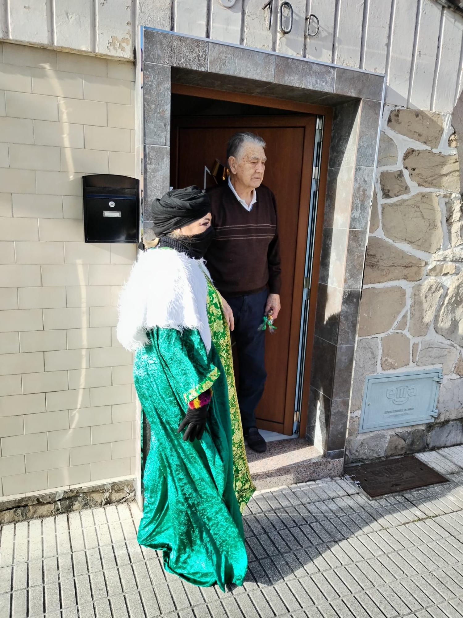 El Príncipe Aliatar dispara la ilusión en los barrios de Gijón (en imágenes)