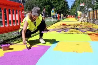 Un total de 170 voluntarios pintan esta semana  en Coia el mural comunitario de Vanesa Álvarez