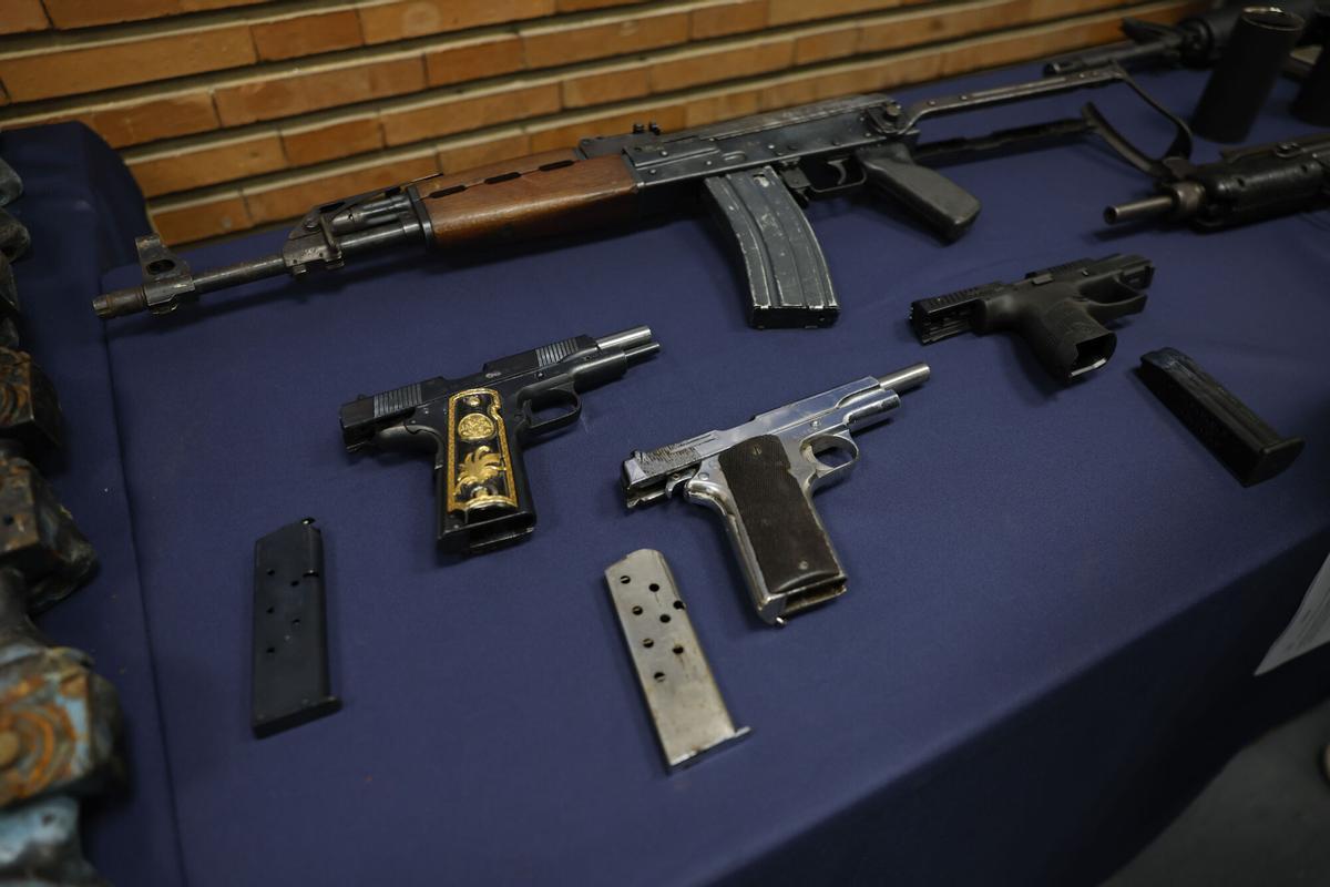 MADRID, 04/03/2026.- La Policía Nacional ha detenido en una operación desarrollada en Marbella (Málaga) a cuatro personas a las que ha intervenido más de una tonelada de cocaína oculta bajo tierra en un agujero subterráneo de grandes dimensiones, a modo de 'narcozulo', en una playa de la provincia malagueña. Paralelamente en otro operativo llevado a cabo en Algeciras (Cádiz) fueron localizadas 25 armas de fuego -19 armas de guerra AK-47 y 6 cortas- utilizadas por los narcos para la custodia de la droga, informa la Policía Nacional y fue detenida otra persona. En la imagen, armas incautadas por los agentes. EFE/ Javier Lizon