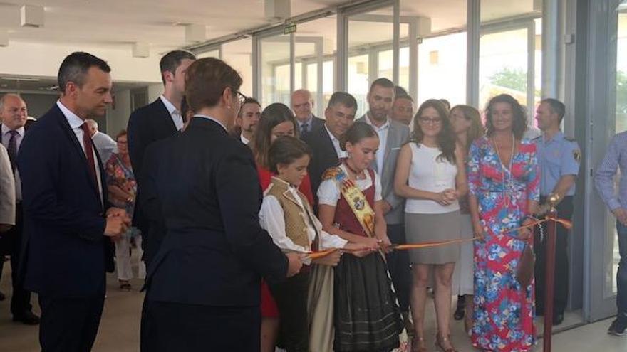 Corte de la cinta en la inauguración de Ferevin.