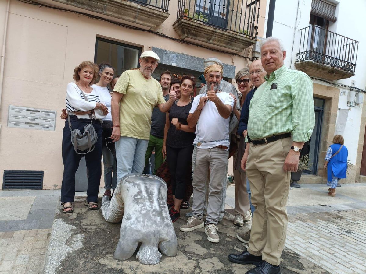 Ciudadanos y colectivos, con el escultor Antonio Morán, encadenado a su obra en Plasencia.