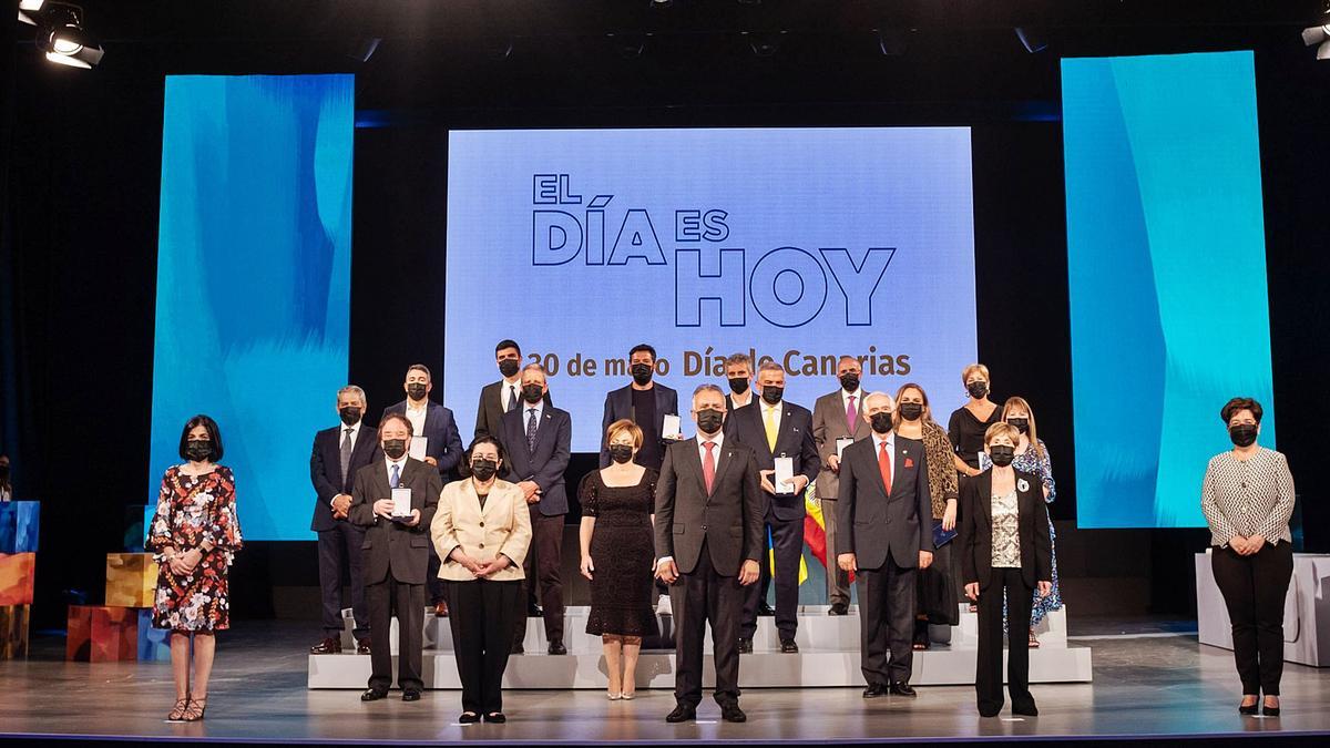 De izquierda a derecha, Gustavo Matos, Carolina Darias, Amós García, Rosario Álvarez, Ángel Víctor Torres, Maribel Nazco, Dolores Corbella y Román Rodríguez. Sobre el primer escalón, Antonio Armas, José Juan Ramírez, Luis Serra y Ana Sagaseta. En el último escalón, Armando Melián, Diego Chinea, Alfonso Blanco, Domingo Corral, Antonio Rico y Loli Navarro (madre de Carla Suárez).