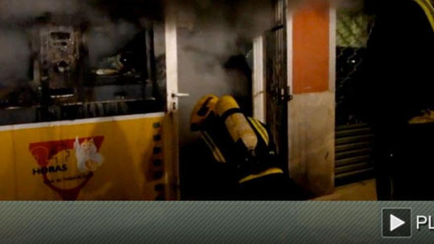 Un incendio intencionado causa graves daños en un videoclub de madrugada en Palma