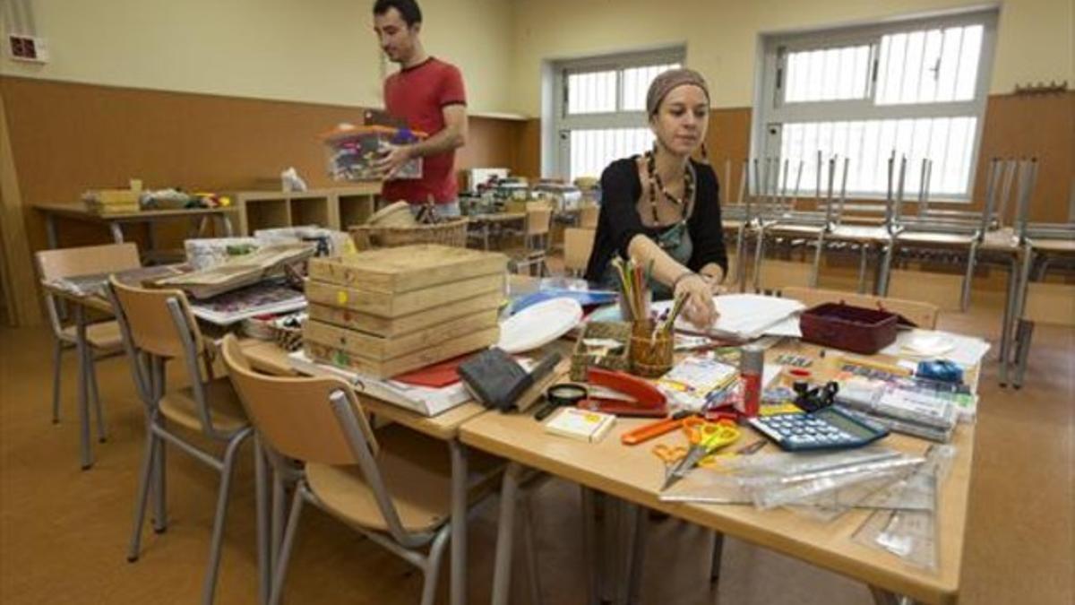 Personal del colegio Els Pinetons de Ripollet, en el Vallès, prepara la vuelta al cole, ayer.