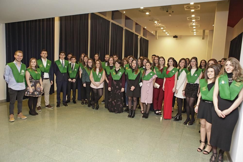 Entrega de diplomas a los graduados de la Facultad