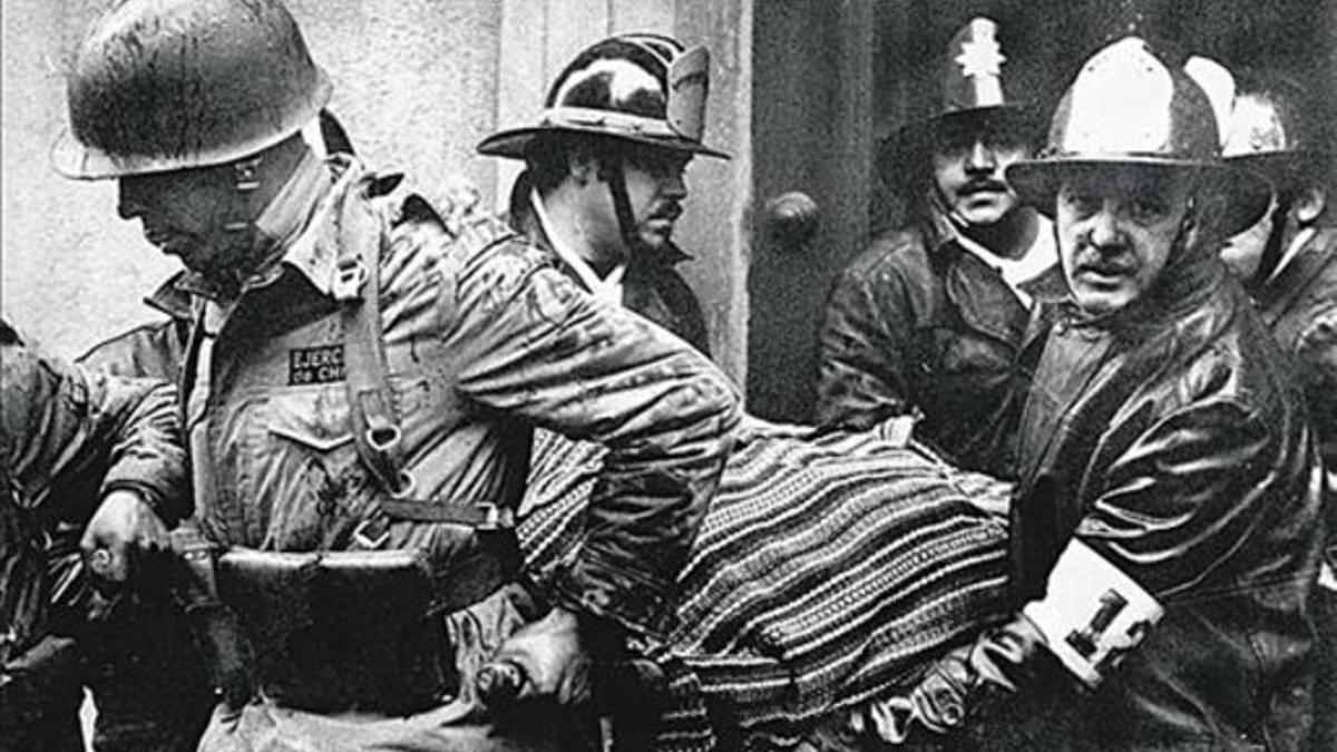 Retirada del cuerpo de Allende fuera del Palacio de La Moneda.