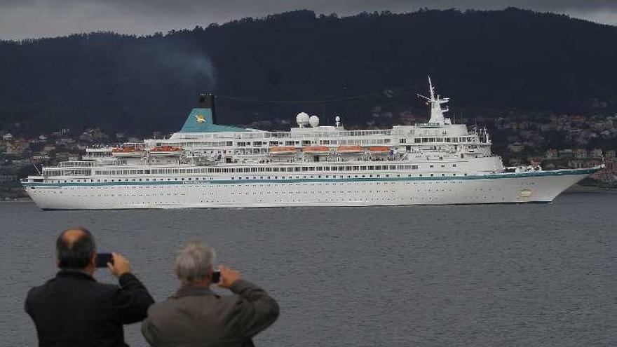 El buque alemán &quot;Albatros&quot;, durante su entrada en la Ría. // A. Irago