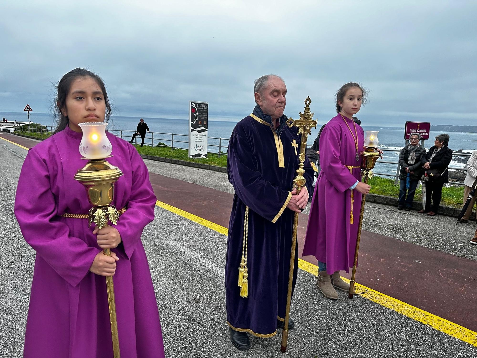 En imágenes: el Nazareno deslumbra en Luarca