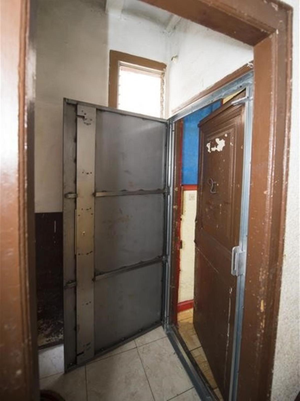Puerta anti-okupas que la empresa instaló para blindar la vivienda una vez los inquilinos la dejen.