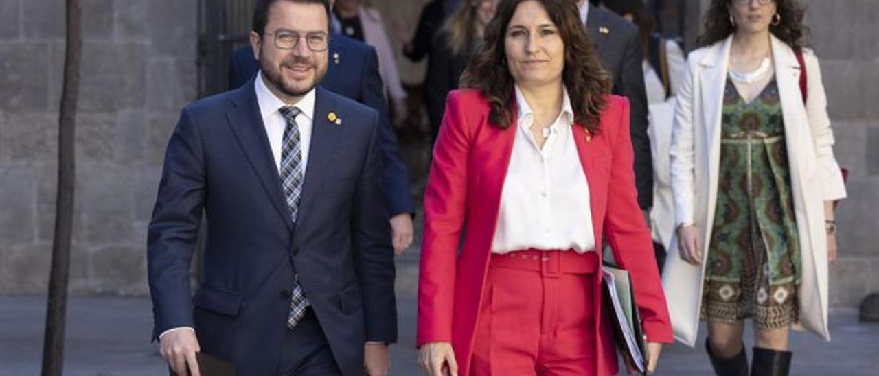 El ’president’ de la Generalitat, Pere Aragonès y la ’consellera’ de Presidència, Laura Vilagrà, antes de la reunión del ’Consell Executiu’ de esta mañana.