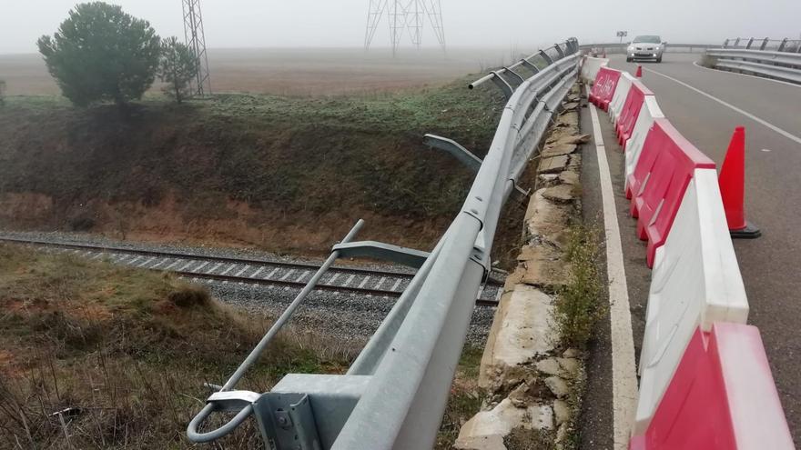 Actual estado del vallado del viaducto sobre el ferrocarril entre La Hiniesta y Andavías.