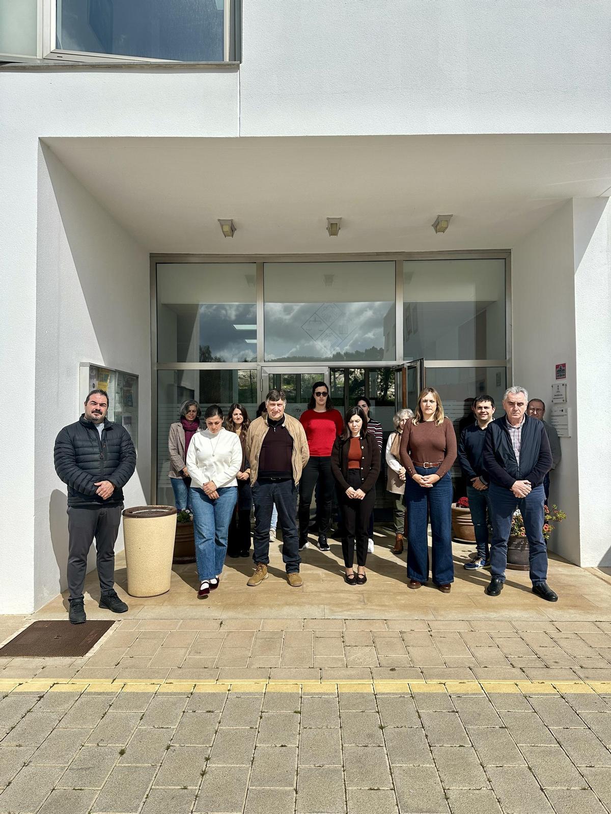 Minuto de silencio en las oficinas municipales de Sant Joan