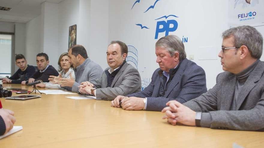 Souto, López, Cachafeiro, Moldes, Crespo, Varela y Maril, ayer, en la sede del PP. // Bernabé/Ana Agra