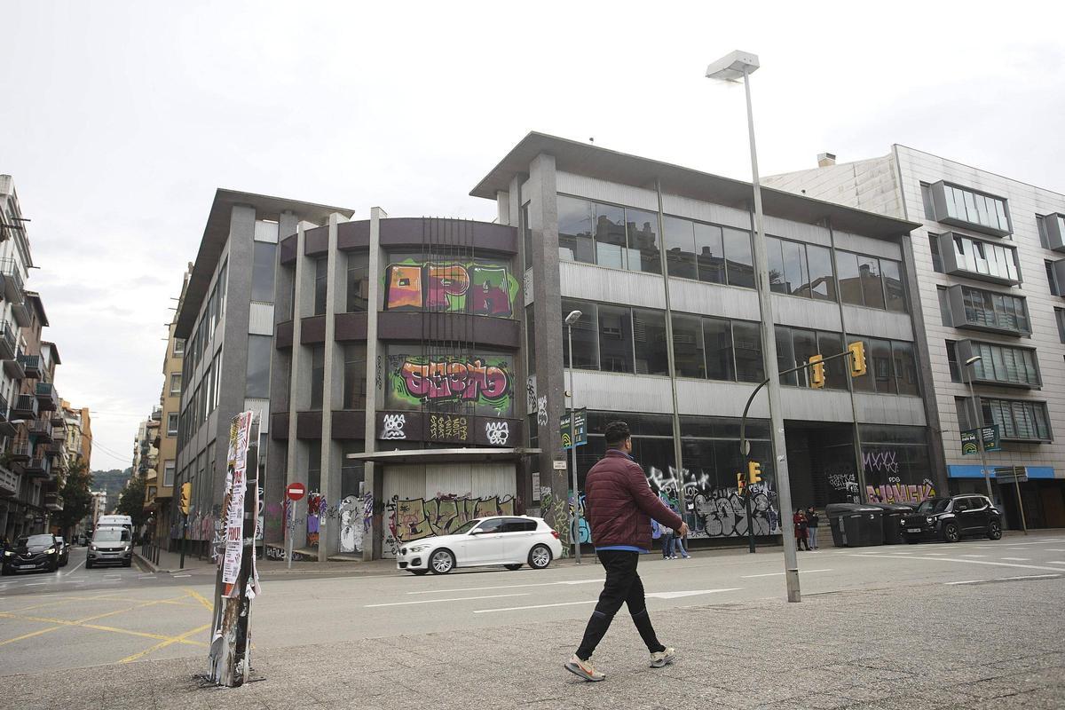 El garatge Forné, en una imatge recent, vist des de la carretera de Barcelona.