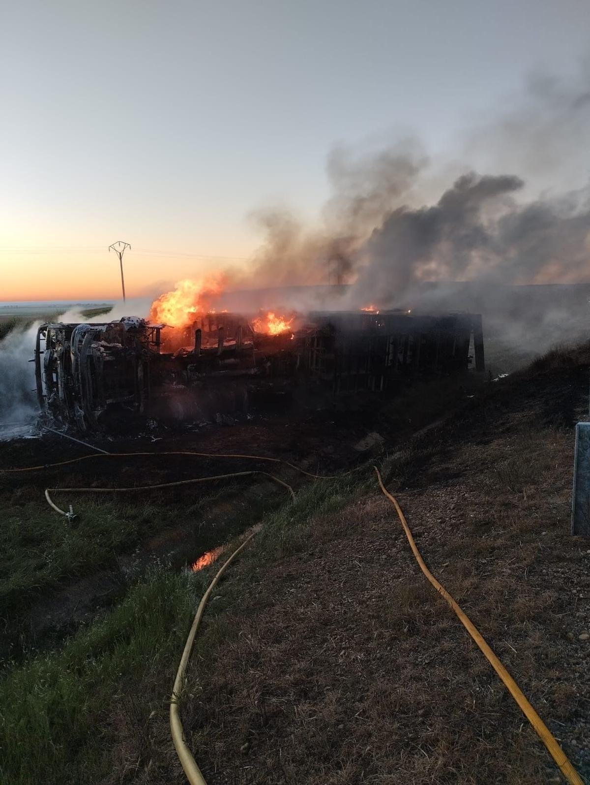 Camión articulado incendiado este viernes en la autovía A-6