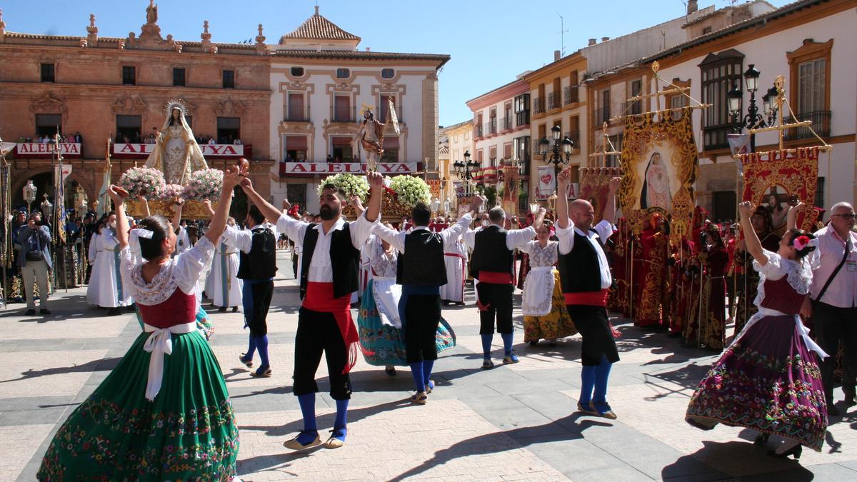 Coros y Danzas de Lorca bailando la ‘Jota Lorquina’ ante Jesús Resucitado y la Virgen de la Encarnación.