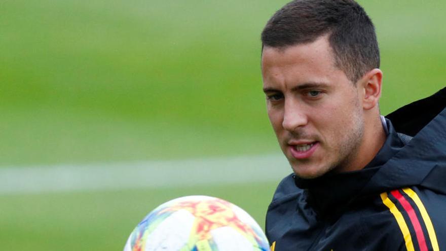 Eden Hazard entrena con la selección belga.