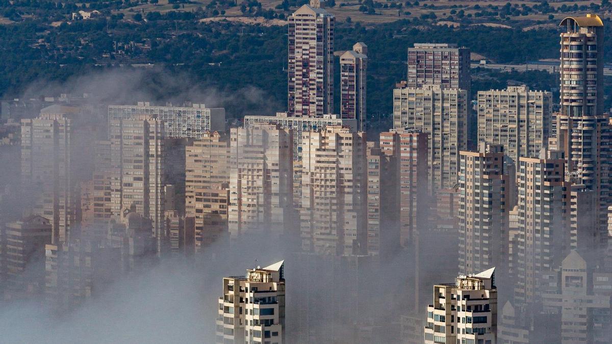 La niebla devora los rascacielos de Benidorm