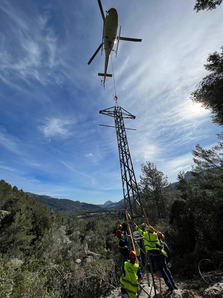 Endesa coloca con ayuda de un helicóptero una torre de línea de media tensión de la Serra de Tramuntana