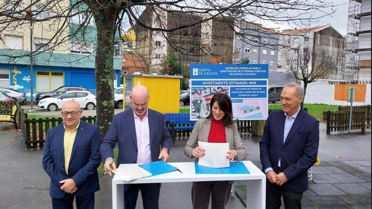 La conselleira de Vivenda, María Martínez, y el alcalde de Bueu, Félix Juncal, firman este viernes la cesión de tres solares municipales para la construcción de 21 viviendas de promoción pública. A su lado, el director territorial de la consellería, José Manuel González (izq.), y el delegado de la Xunta en Pontevedra, Agustín Reguera. / Gonzalo Núñez
