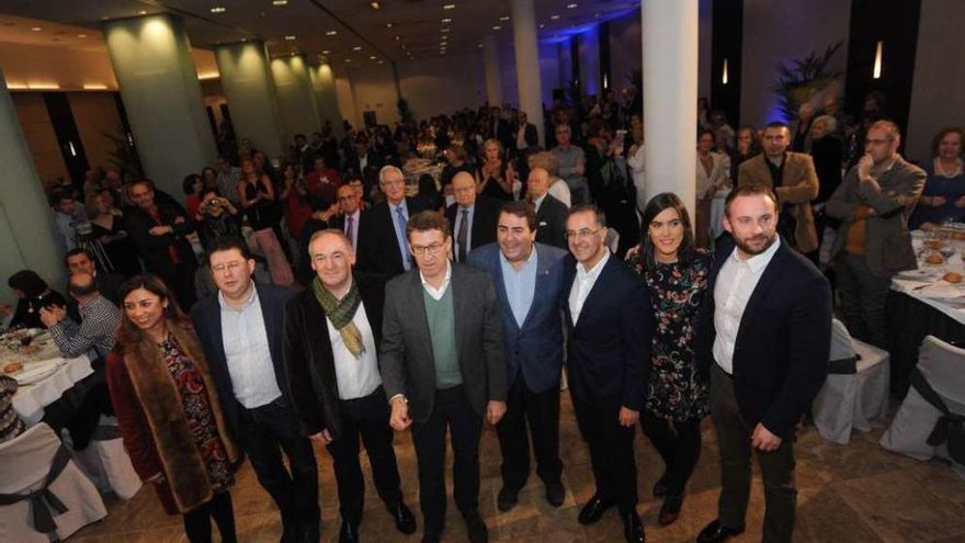 Feijóo, centro con Negreira a su izquierda, en la cena de navidad del PP de A Coruña. // J. Roller