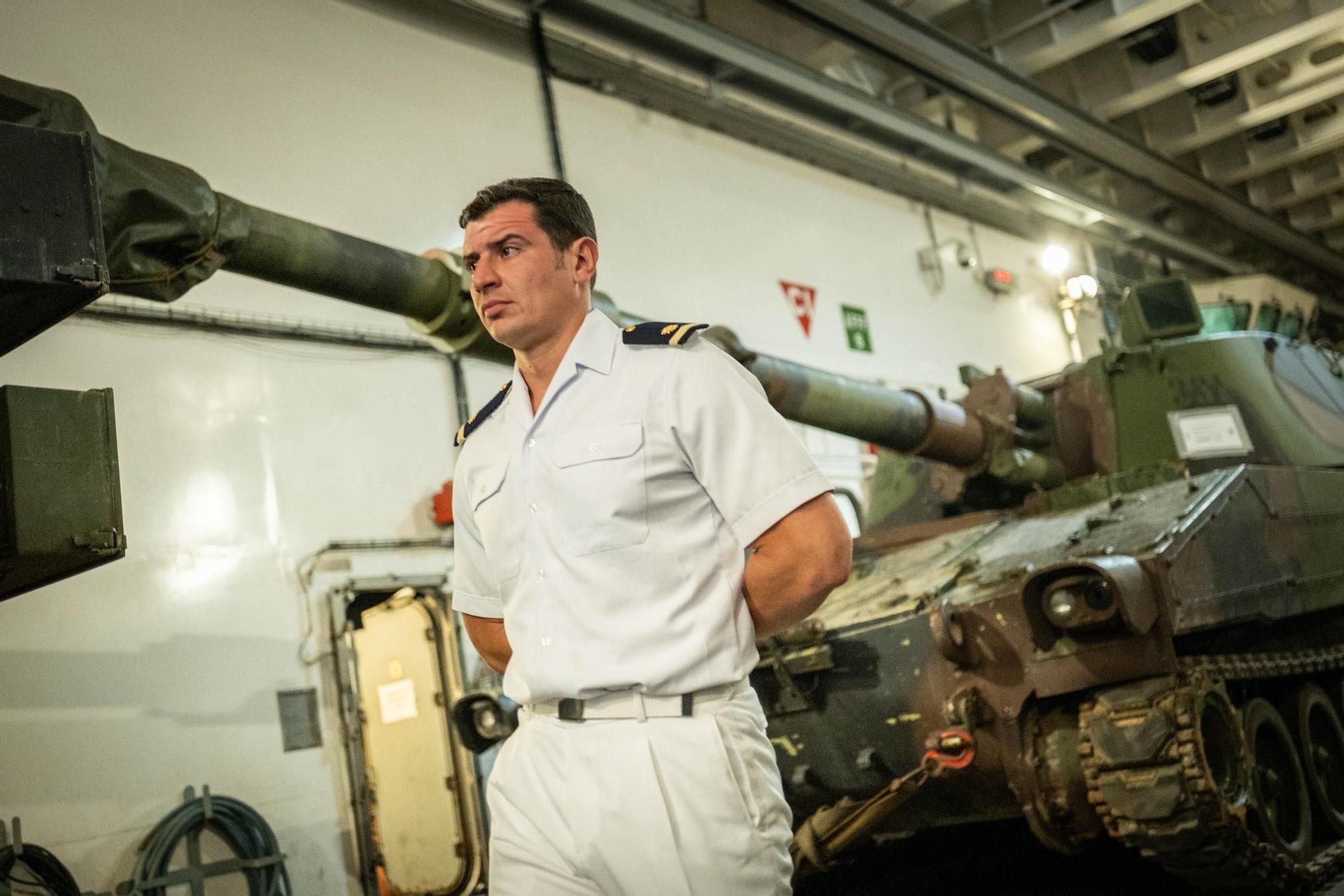Visita al buque de guerra 'Juan Carlos I'