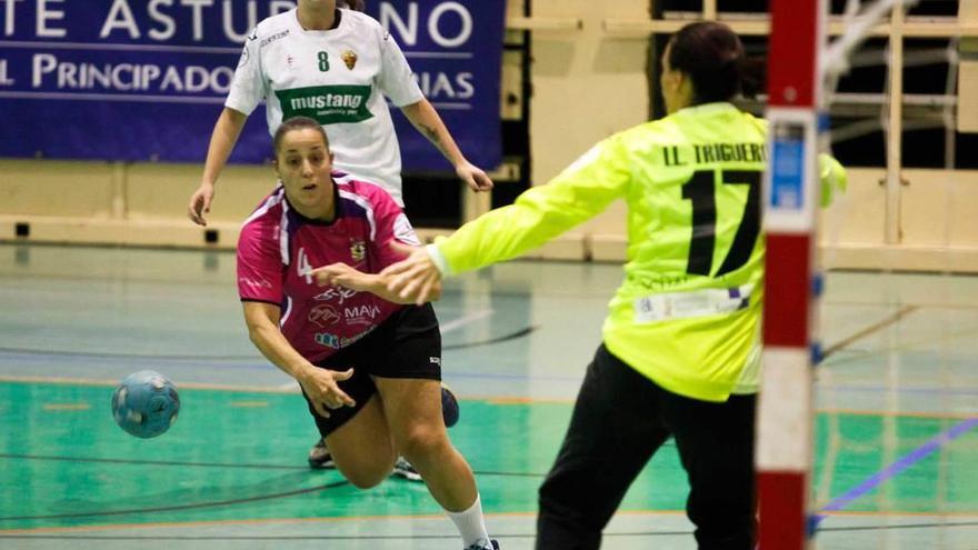 Margarita Salgado lanza a portería en el partido ante el Elche.