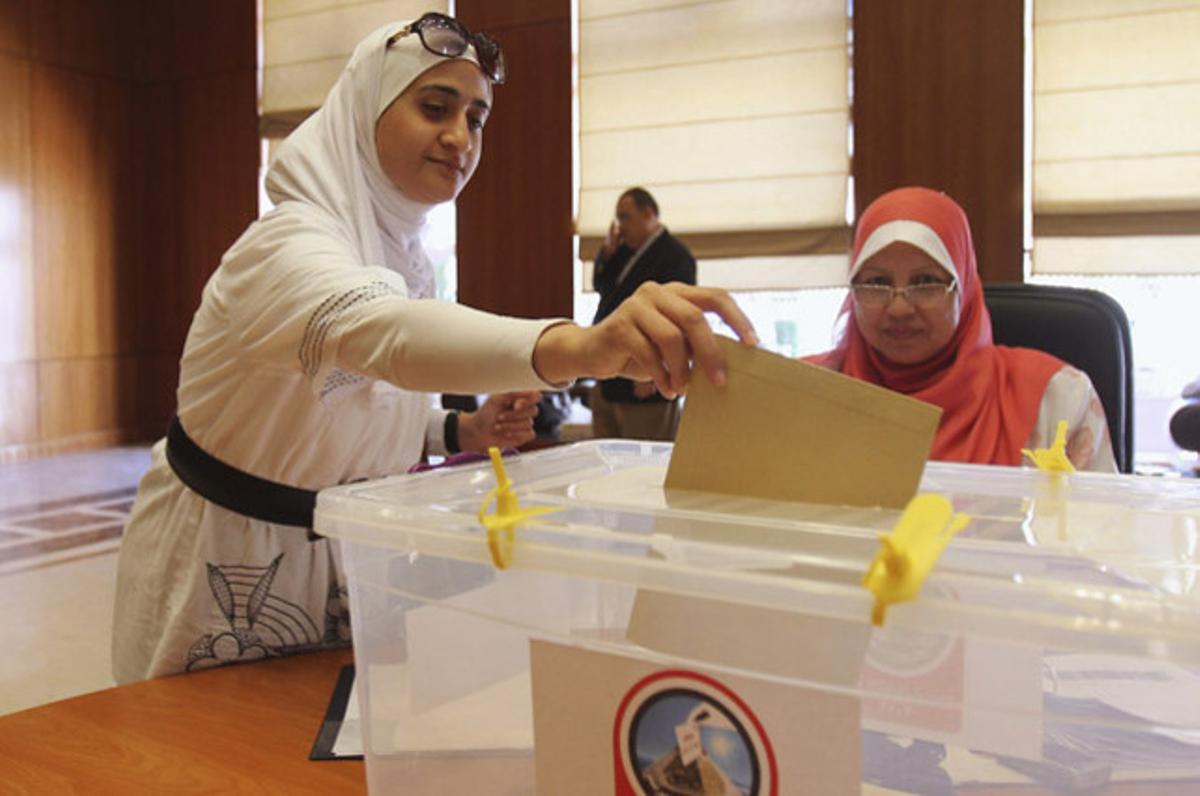 Una dona egípcia vota en un centre electoral instal·lat a l’ambaixada del seu país a Amman (Jordània), durant una votació anticipada de les eleccions presidencials egípcies.