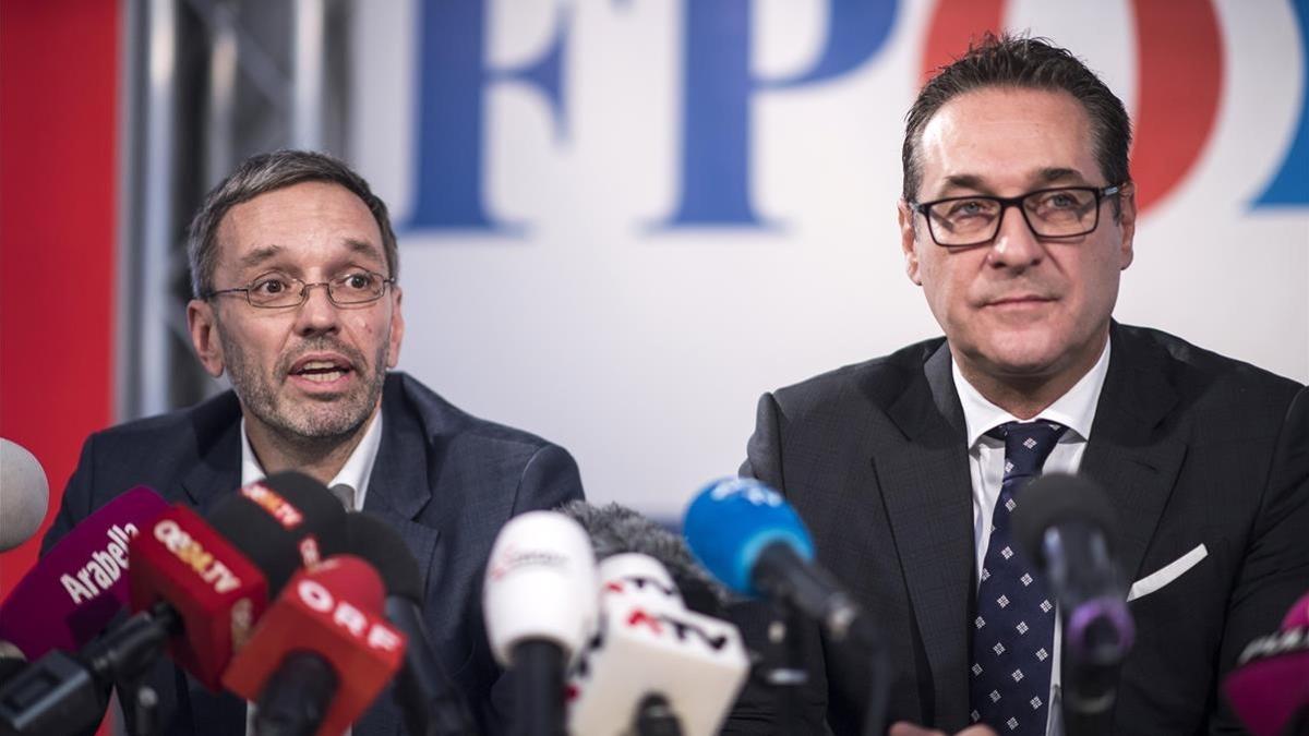 El secretario general del ultra FPO, Herbert Kicki, y el líder del partido, Heinz-Christian Strache, en una rueda de prensa, este martes 24 de octubre.