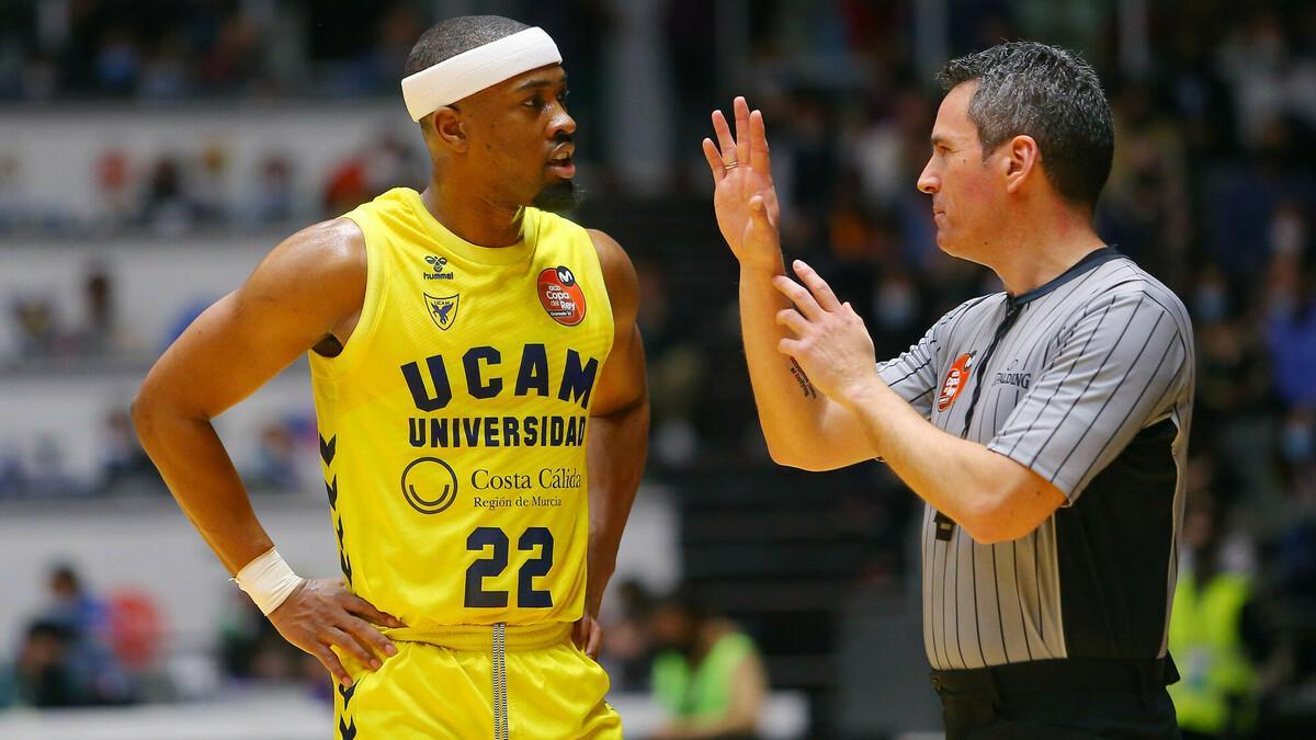 El árbitro de baloncesto Antonio Conde, a la derecha, durante un encuentro.