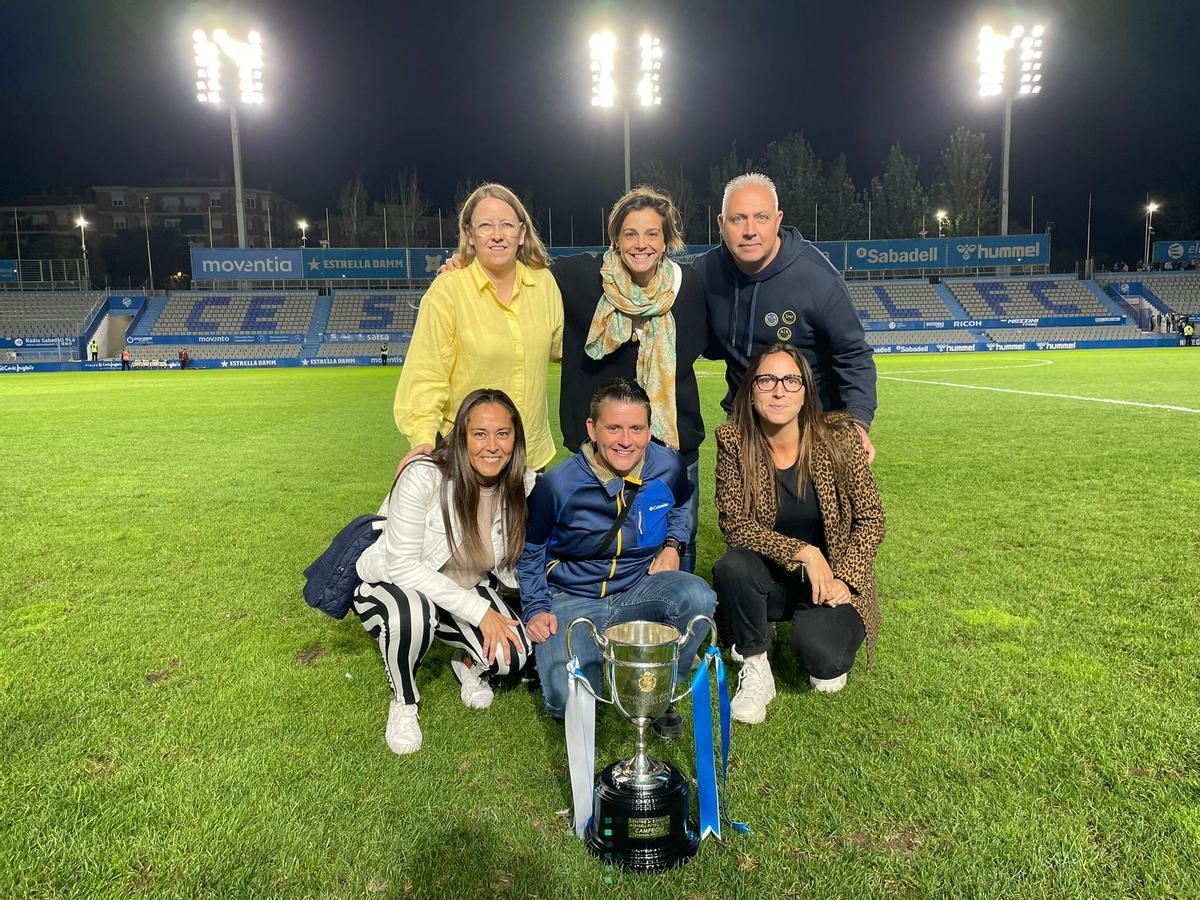 La representación del Sabadell que ganó la Copa de 2003 con Mary Socorro, Olga, Paulina, Silvia, Esther y el técnico Santi.