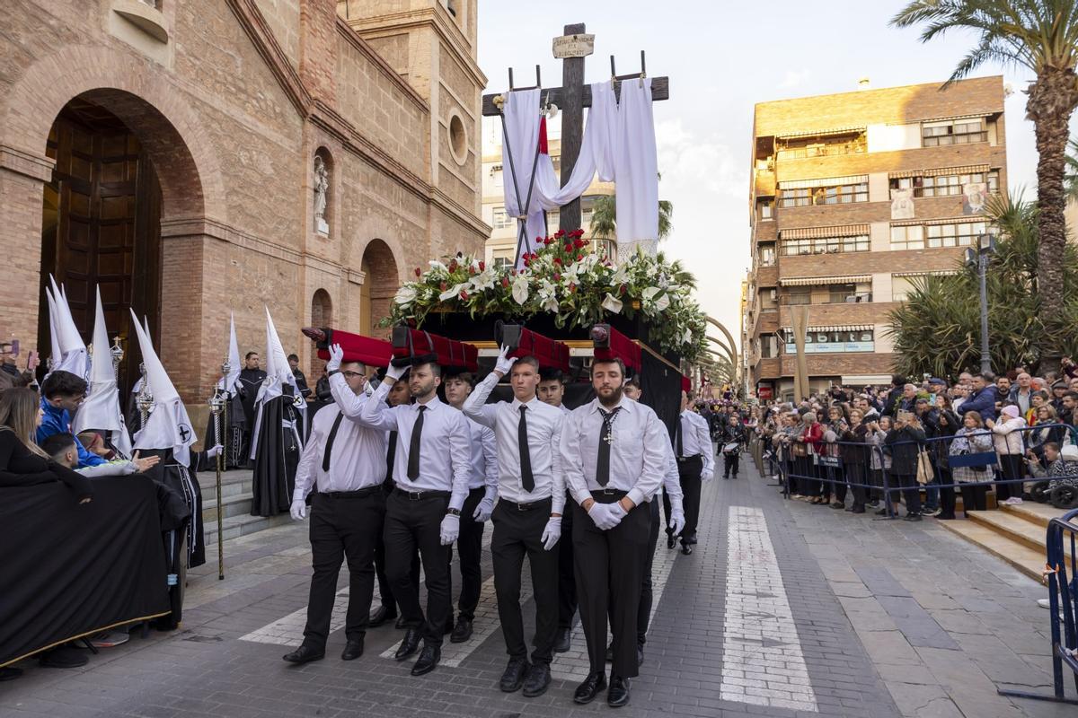 Las quince cofradías de la Semana Santa de Torrevieja recorrieron las calles en Viernes Santo Las quince cofradías de la Semana Santa de Torrevieja recorrieron las calles en Viernes Santo