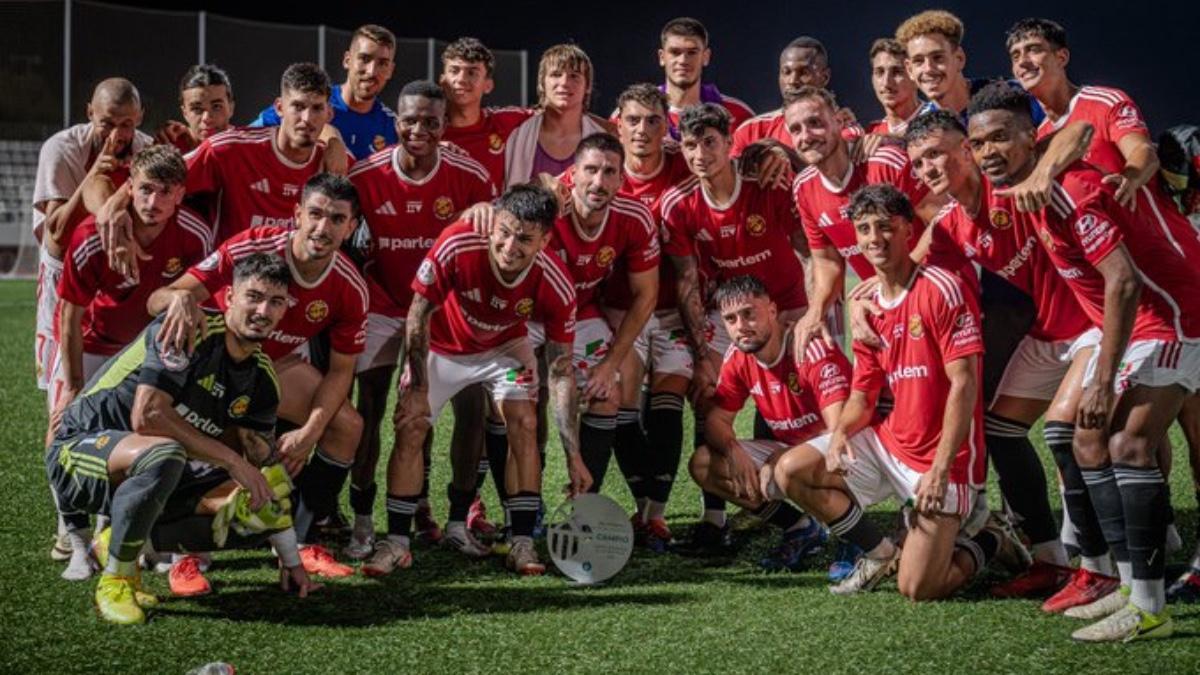 Los jugadores posan con el título