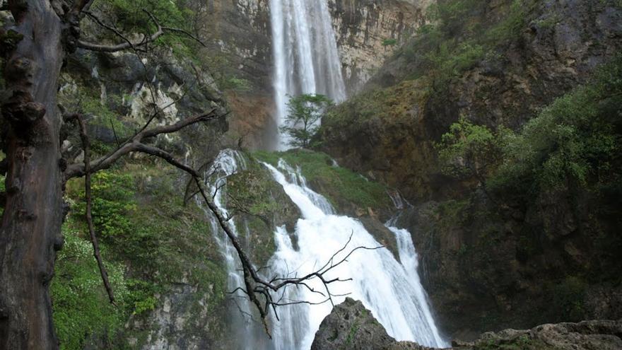 Las fuertes lluvias dejan una espectacular crecida en los chorros del Río Mundo