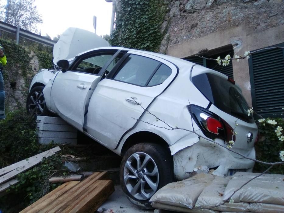 Dos jóvenes, heridos al caer su coche por un terraplén en Valldemossa