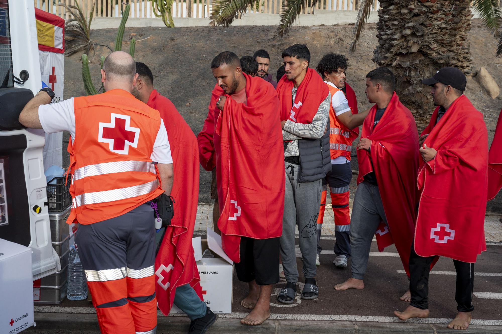 Trasladan a Lanzarote a 165 migrantes de tres pateras