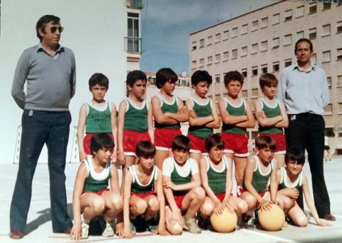 Jesús Orozco, primero izquierda, con un equipo del Maristas.