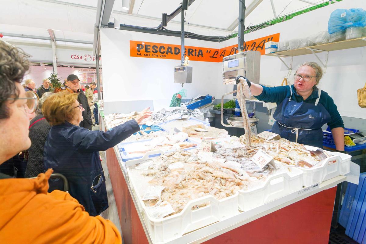 El mercado provisional, luminoso y con 42 paradas, aprueba 'con nota'