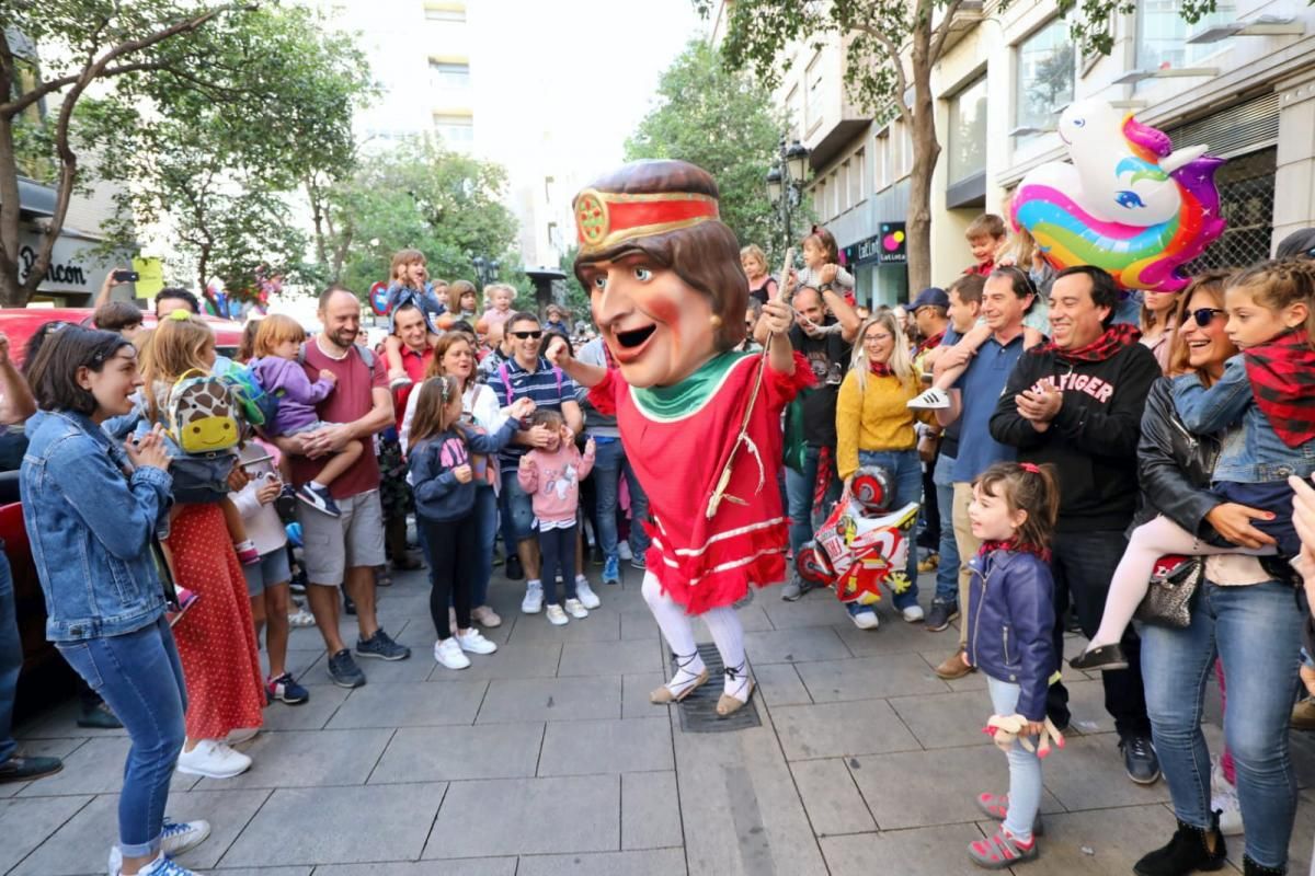 Comparsa de gigantes y cabezudos en el centro de Zaragoza